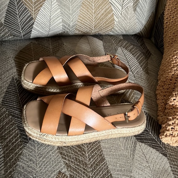 Size 34 Zara leather and jute platform sandal.  US size 4.5. Good condition. - Picture 2 of 12